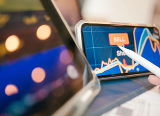 Analyste multi-marchés examinant les possibilités sur Bitcoin, Ethereum et forex